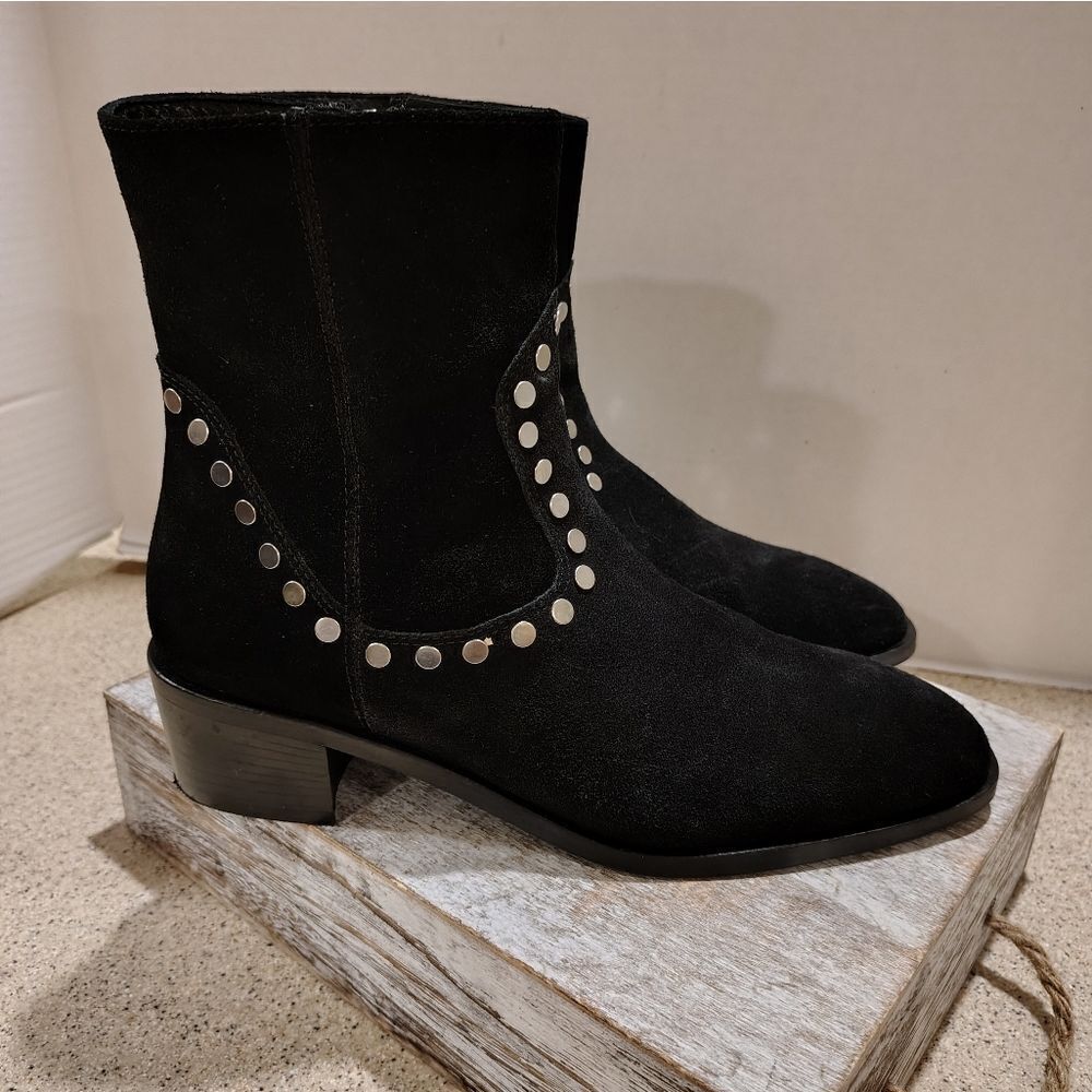 👍 Aquatalia Suede Studded Booties Size 8. A11